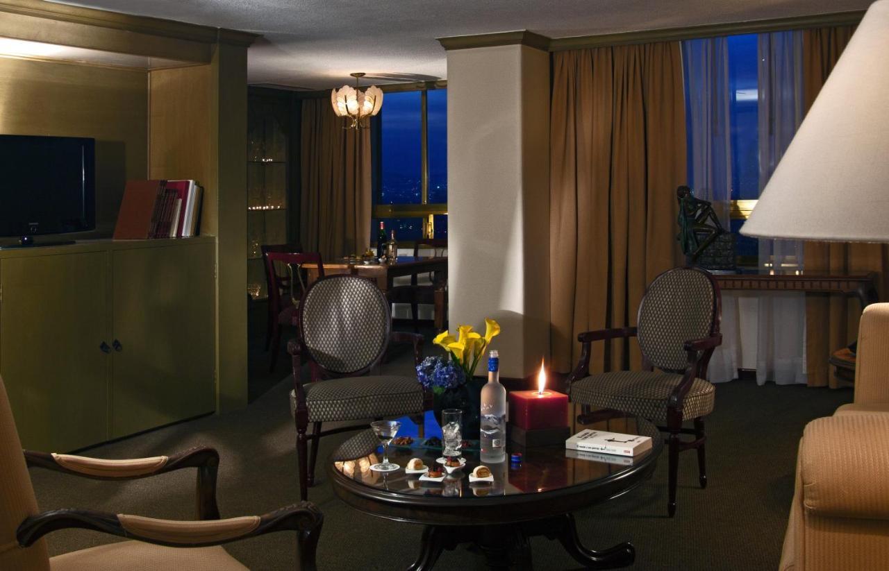 Fiesta Americana Reforma Kota Meksiko Bagian luar foto A suite at the Four Seasons Hotel