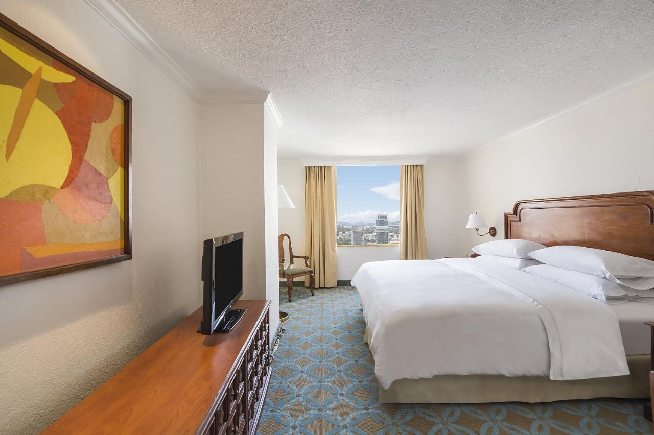 Fiesta Americana Reforma Kota Meksiko Bagian luar foto A guest room at the Hilton San Francisco