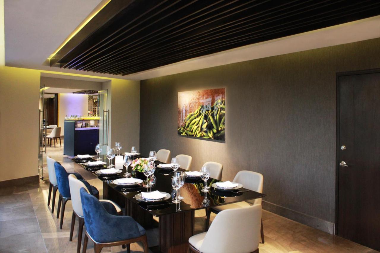 Fiesta Americana Reforma Kota Meksiko Bagian luar foto A private dining room at the restaurant
