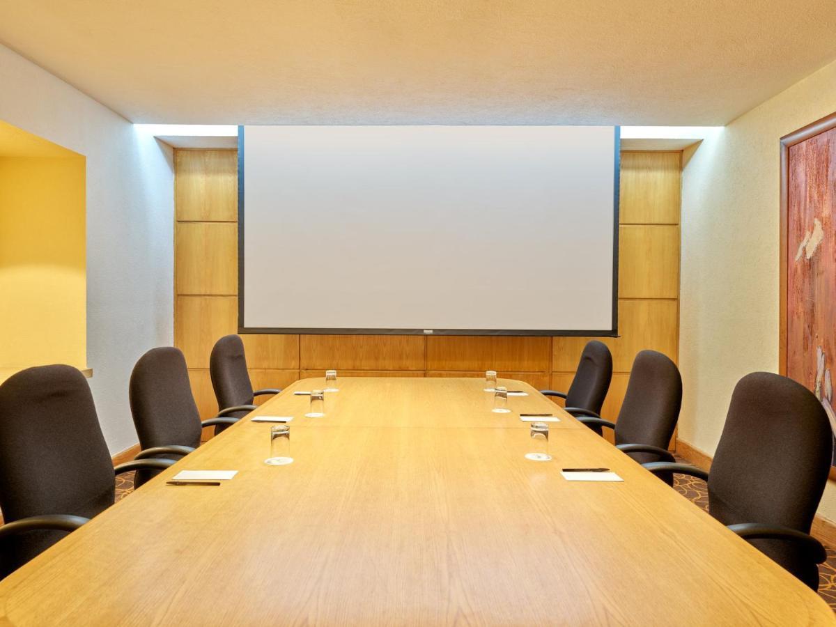 Fiesta Americana Reforma Kota Meksiko Bagian luar foto A projection screen in a meeting room