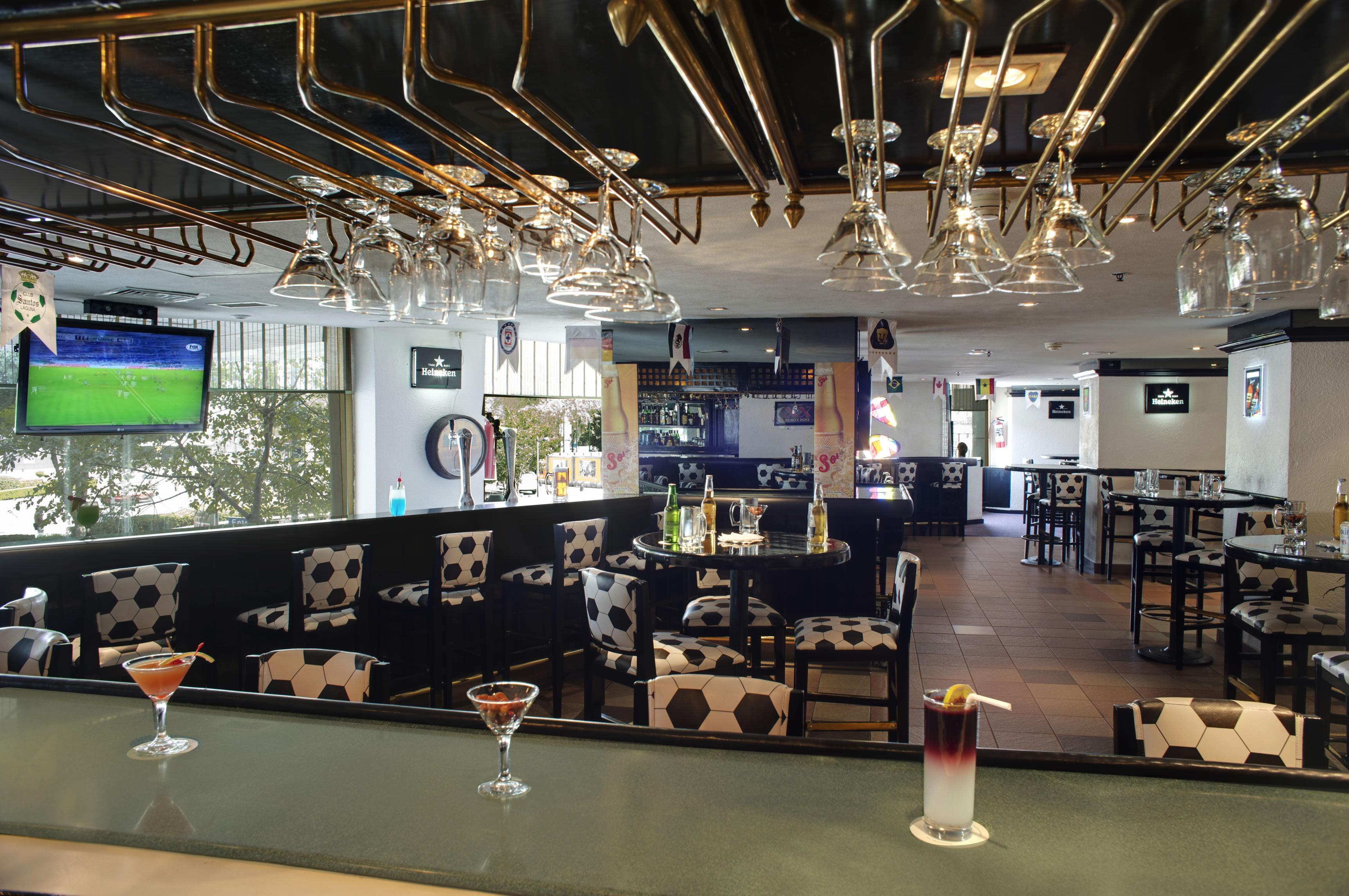 Fiesta Americana Reforma Kota Meksiko Bagian luar foto The interior of the bar