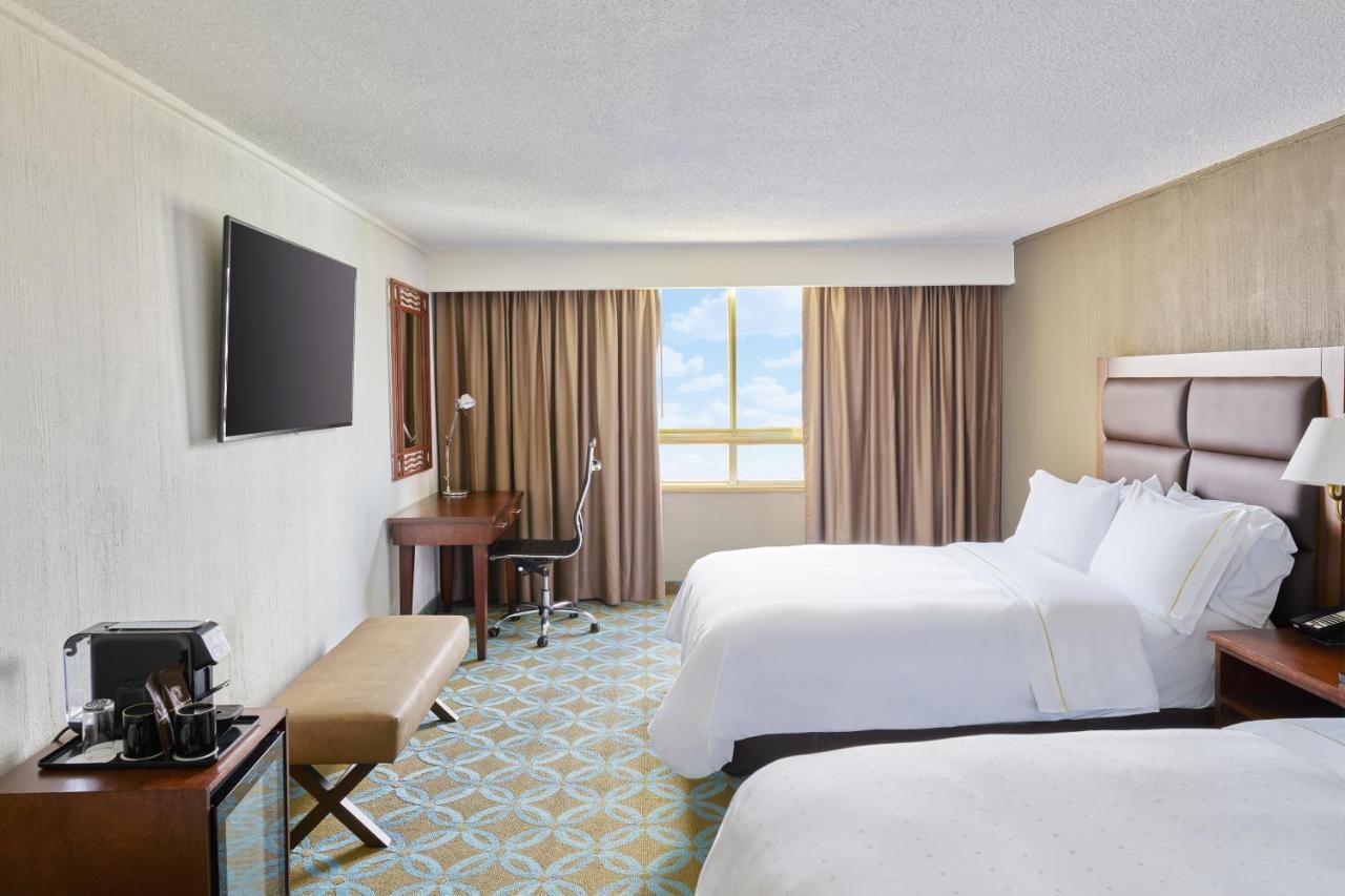 Fiesta Americana Reforma Kota Meksiko Bagian luar foto A guest room at the Hilton San Francisco